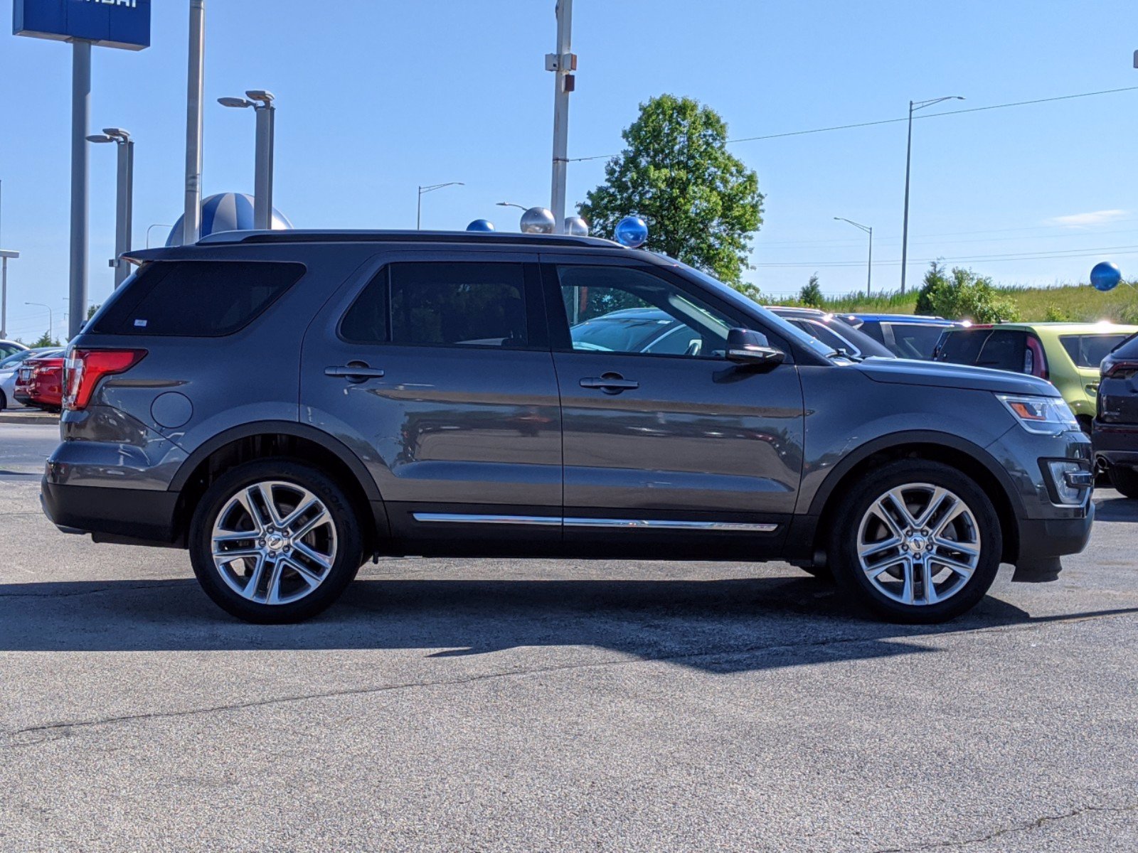 Pre-owned 2017 Ford Explorer Xlt 4wd Sport Utility